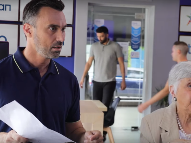 Γιώργος Καπουτζίδης και Έφη Παπαθεοδώρου πρωταγωνιστούν σε ένα ξεκαρδιστικό βίντεο χωρίς …ουρές και ταλαιπωρία