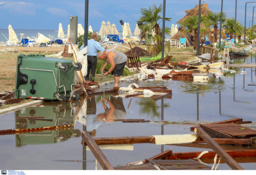 Το πρώτο φως της ημέρας αποκάλυψε το μέγεθος της καταστροφής από το φονικό πέρασμα της κακοκαιρίας στη Χαλκιδική