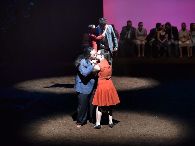 «Ερωτευμένα άλογα».  Ποθείς, πενθείς, γιορτάζεις, ακουμπάς, ερωτεύεσαι…