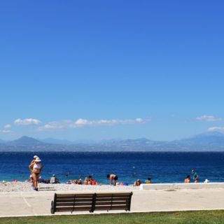 Το εκκρεμές των «διακοπών στο χωριό» είναι η σύντομη ιστορία της Ελλάδας από τα 80s κι έπειτα