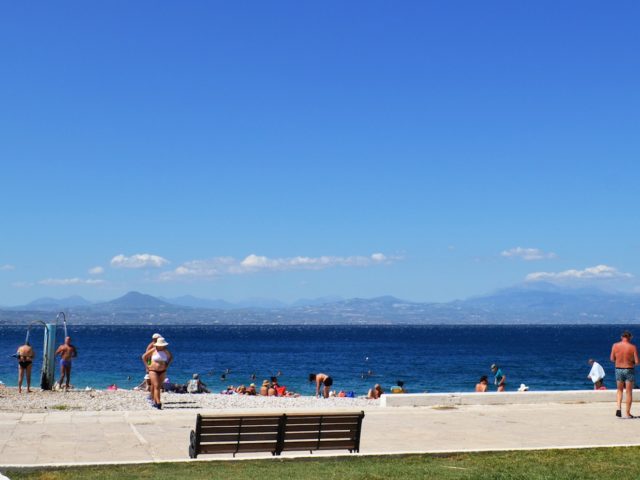 Το εκκρεμές των «διακοπών στο χωριό» είναι η σύντομη ιστορία της Ελλάδας από τα 80s κι έπειτα