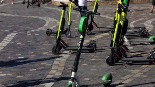 Ιταλία: Ο δήμος του Μιλάνου αποσύρει μέχρι νεωτέρας τα ηλεκτρικά πατίνια από τους δρόμους και τα πεζοδρόμια της πόλης
