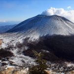 Το ηφαίστειο Ασάμα εισήλθε σε φάση έκρηξης, οι αρχές απαγορεύουν την πρόσβαση