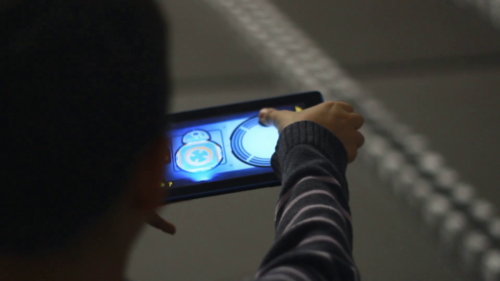 Ο υπερβολικός χρόνος μπροστά στην οθόνη «σκοτώνει» τη φαντασία των παιδιών