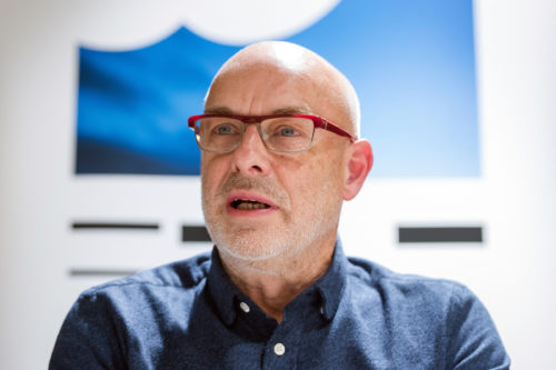 Brian Eno: Έφτιαξε μια λίστα με δέκα βιβλία που θα μπορούσαν να ξαναχτίσουν τον ανθρώπινο πολιτισμό