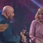 O Τζον Τραβόλτα μπέρδεψε drag queen με την Τέιλορ Σουίφτ (ΒΙΝΤΕΟ)