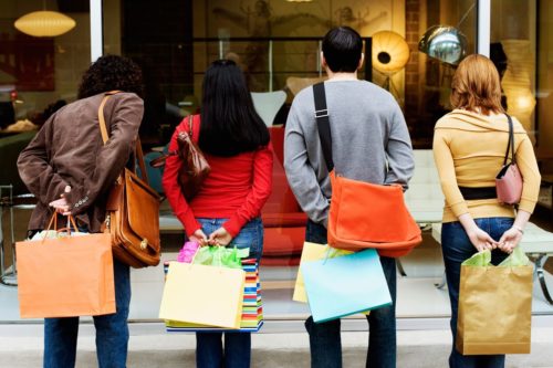 Ανοιχτά καταστήματα την Κυριακή σχεδιάζει η κυβέρνηση