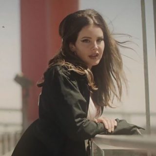 Η Lana Del Rey διέγραψε όλους τους λογαριασμούς στης στα social media