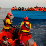 Η ProActiva Open Arms απευθύνει έκκληση να επιτραπεί η αποβίβαση των μεταναστών που παραμένουν αποκλεισμένοι στο πλοίο της στη Σικελία