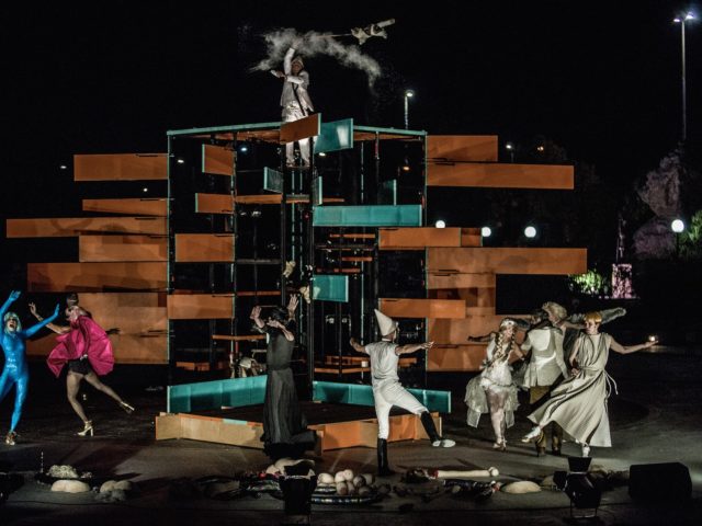 «Νεφέλες» από το Δημήτρη Καραντζά: Ναι, ο Αριστοφάνης γύρισε απ’ τα θυμαράκια.