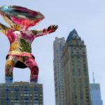 Πελώρια εικαστικά «καταλαμβάνουν» μεγαλουπόλεις