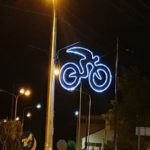 Καρδίτσα: Φωτεινά ομοιώματα του «Ουράνιου Ποδηλάτη» τοποθετούνται στις εισόδους της πόλης