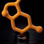 O Peter Saville σχεδίασε βραβείο των Pornhub Awards. Τον ξέρετε από κάτι εξώφυλλα των Joy Division…