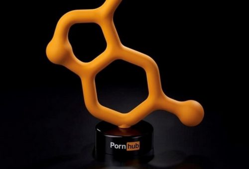 O Peter Saville σχεδίασε βραβείο των Pornhub Awards. Τον ξέρετε από κάτι εξώφυλλα των Joy Division…