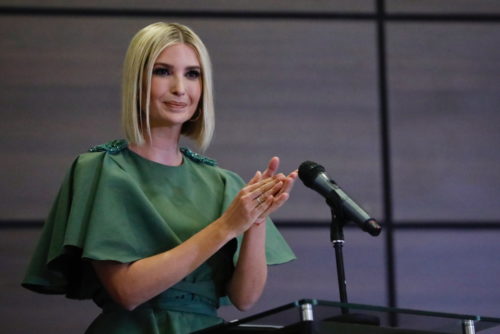 Οι καιρικές συνθήκες δεν «συμπαθούν» την Ιβάνκα Τραμπ, με αποτέλεσμα να γίνει για άλλη μια φορά meme