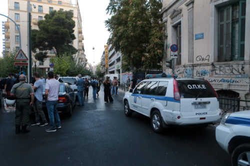 Πλατεία Βάθη: Αστυνομική επιχείρηση σε κατάληψη με οικογένειες προσφύγων