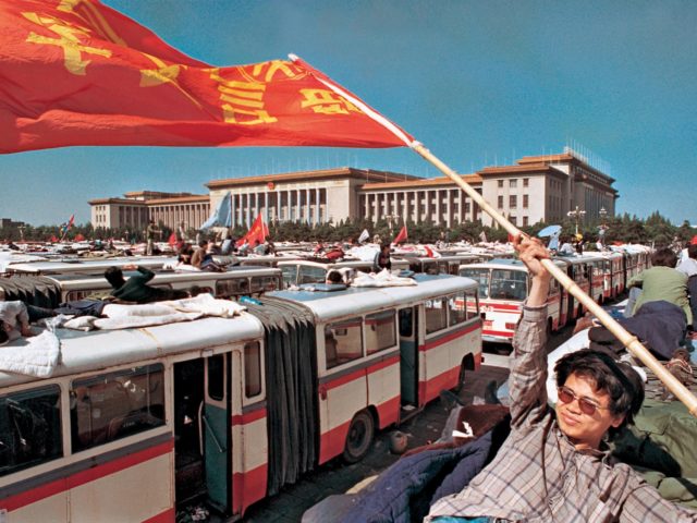 «Μια Ζωή σε μια Κόκκινη Θάλασσα»: Το Ξύπνημα του κοιμώμενου «Κινέζου Γίγαντα» σε 14 Φωτογραφίες