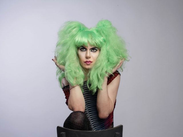 Zackie το γκλίτερ στο δρόμο τη νύχτα μοιάζει με αστερόσκονη