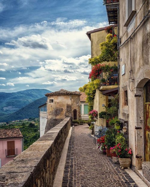 Εσύ θα μετακόμιζες στον ιταλικό νότο αν σου υπόσχονταν 700 ευρώ τον μήνα;