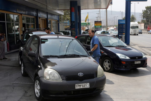 Σταθερές οι τιμές της βενζίνης στην Ελλάδα παρά τις ανατιμήσεις στη διεθνή αγορά