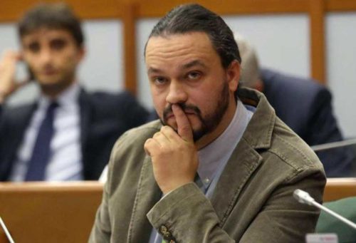 Ιταλία: Ο δήμαρχος της Φεράρα παραγγέλνει Εσταυρωμένους για τις σχολικές τάξεις και αφαιρεί τα παγκάκια από τα πάρκα για τους αστέγους