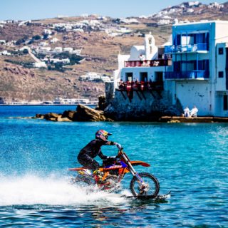 Rippin Mykonos: Μοτοκόντρες με φοντο την «Μικρή Βενετία»…