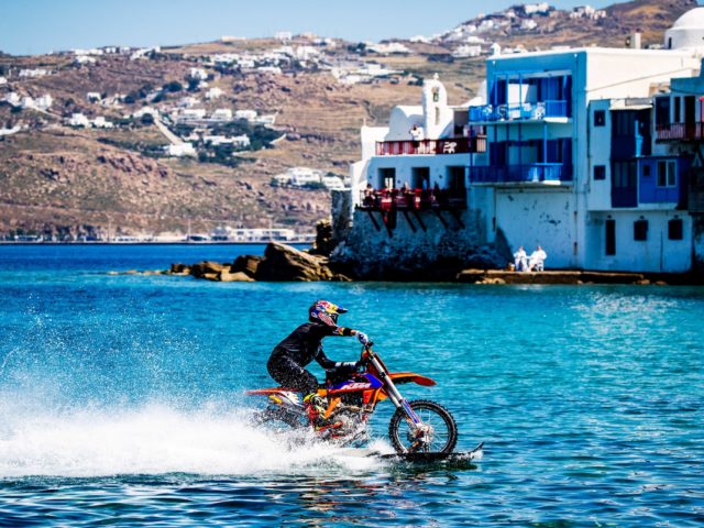 Rippin Mykonos: Μοτοκόντρες με φοντο την «Μικρή Βενετία»…