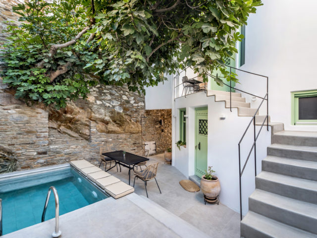 Ίσως αυτή είναι η πιο εξωστρεφής μικρή και εσωτερική αυλή της Άνδρου