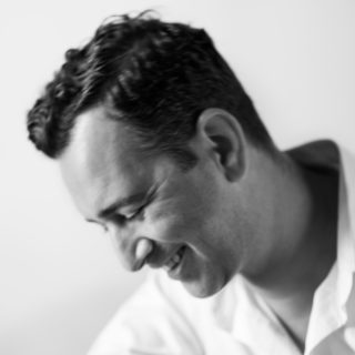 Άγγελος Μπράτης: «Ο Όσκαρ Ουάιλντ έλεγε σημασία έχει να βρεις το ρόλο σου και να τον παίξεις καλά»