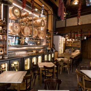 Ο ανανεωμένος Senios είναι ένα παραδοσιακό ελληνικό καφενείο, ένα μεζεδοπωλείο με τα όλα του