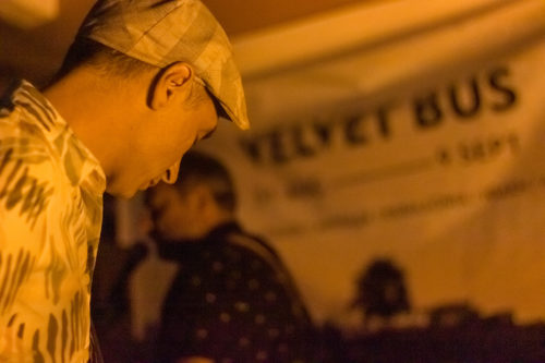 Το Velvet Bus παρκάρει στην Αθήνα για το closing party του