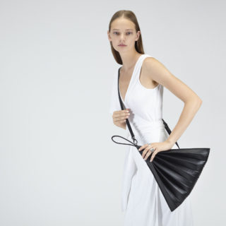 Η Melina Vatinel συνδυάζει τις πτυχώσεις του origami και την ισορροπία του Bauhaus