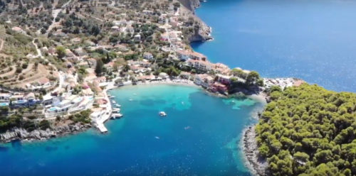 Βόλτα με drone πάνω από την πανέμορφη Άσσο της Κεφαλονιάς [ΒΙΝΤΕΟ]
