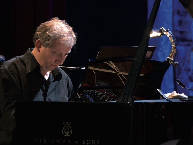 10 λόγοι που δεν πρέπει να χάσουμε την εμφάνιση του Wim Mertens στην Τεχνόπολη