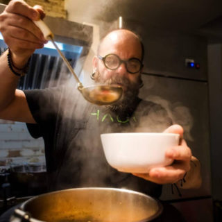 Ο Αντρέας Τζουανόπουλος είναι ο ζεν vegan μάγειρας που θα θέλεις για φίλο