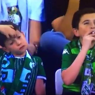 Η πιο κουλή φωτογραφία που θα δεις σήμερα. Καπνίζει όντως αυτό το παιδάκι σε ποδοσφαιρικό αγώνα;