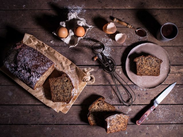 Σου έχουμε συνταγή για το πιο απλό & νόστιμο κέικ μπανάνας