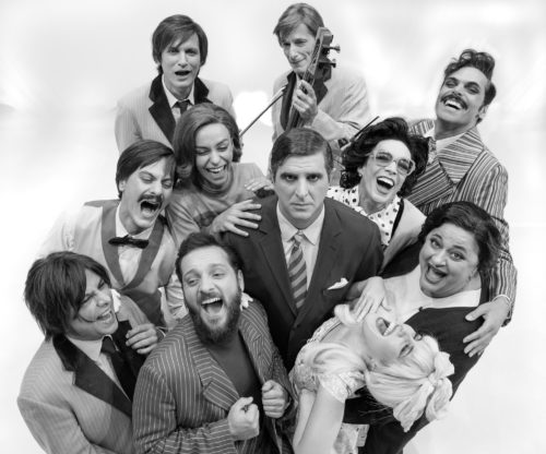 To «Ξύπνα Βασίλη» του Δημήτρη Ψαθά συνεχίζει θριαμβευτικά για δεύτερη χρονιά