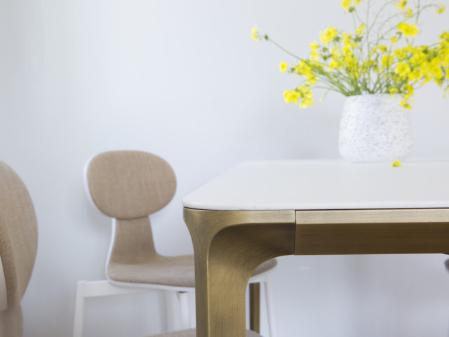 Μια κατοικία στην Αίγινα συγκεντρώνει μέσα της τη σύγχρονη μεσογειακή αισθητική