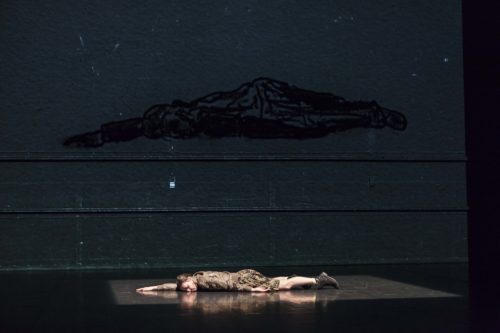 Ο Ραμπί Μρουέ επιστρέφει στη Στέγη με μια χορογραφία για ένα πανανθρώπινο τραύμα