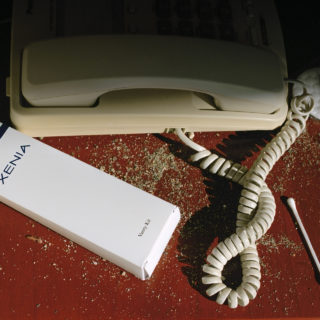 Ένας γραφίστας και μια φωτογράφος στο Λονδίνο του 2019 μας μεταφέρουν σε ένα παρελθόν κατά το οποίο τα XENIA ευδοκίμησαν