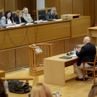 Μπαρμπαρούσης – Παναγιώταρος: ένας υποκινητής πραξικοπήματος κι ο χούλιγκαν – επιχειρηματίας της ακροδεξιάς στο εδώλιο