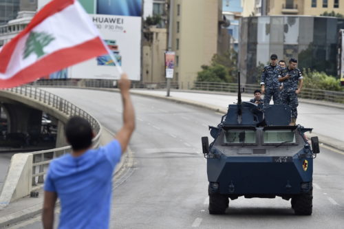Το κίνημα διαμαρτυρίας παραλύει για έβδομη ημέρα τον Λίβανο
