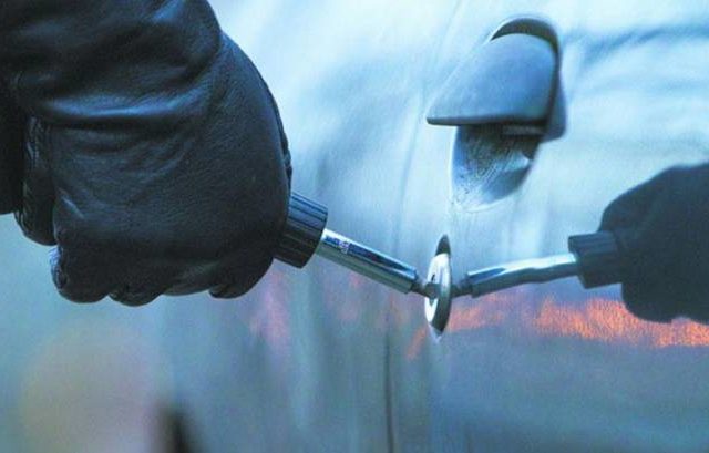 Θεσσαλονίκη: Χρησιμοποιώντας κλεμμένο ΙΧ σαν «πολιορκητικό κριό» τέσσερις νεαροί εισέβαλαν σε δύο επιχειρήσεις