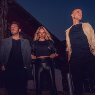 Οι Glass Rebel παρά λίγο να λέγονταν Glitter Bluemingdale