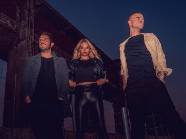 Οι Glass Rebel παρά λίγο να λέγονταν Glitter Bluemingdale