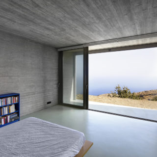 Αυτό το υπνοδωμάτιο βρίσκεται σε μια βραβευμένη κατοικία στην Τζια