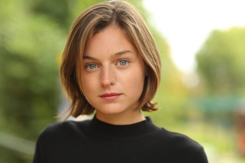 Κυκλοφόρησαν οι πρώτες εικόνες της Έμα Κόριν ως πριγκίπισσα Νταϊάνα στη σειρά “The Crown”