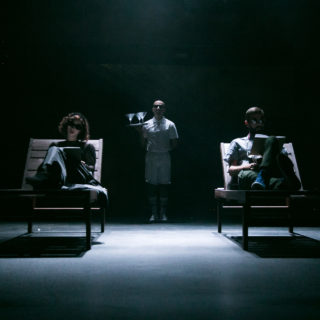 Στην οδό Φρυνίχου πετάει ένας Γλάρος σύγχρονος, καθαρός, τρυφερός και πονεμένος.