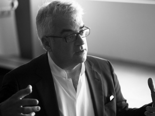 Ο Νικόλας Χρηστάκης θεωρεί ότι τα γονίδιά μας επιλέγουν τους φίλους μας (και κατασκευάζουν τις κοινωνίες μας)